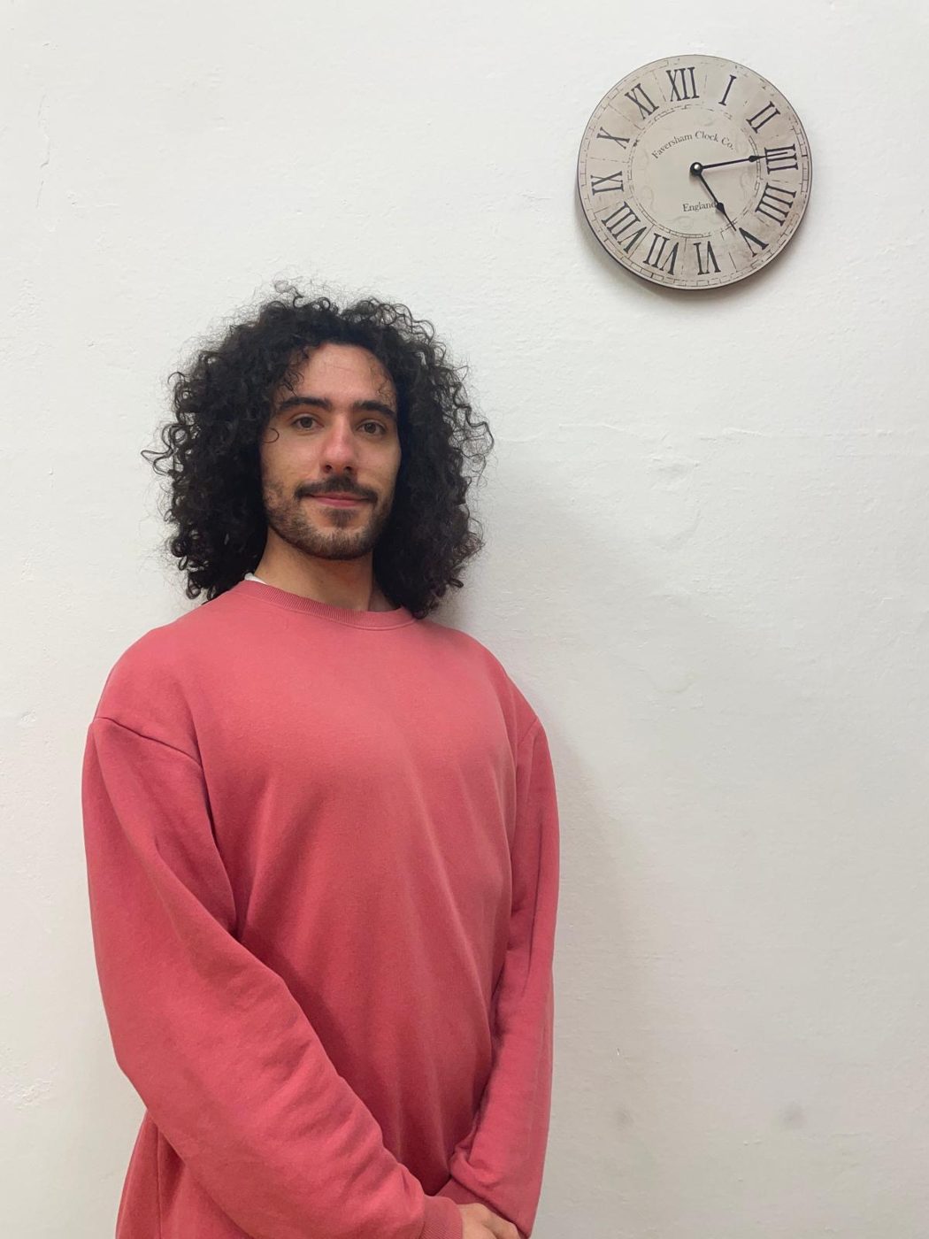 Gabriele Ercoli nello studio, accanto all'orologio