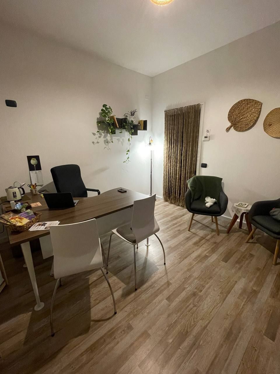 La zona accoglienza dello studio con scrivania e poltrona