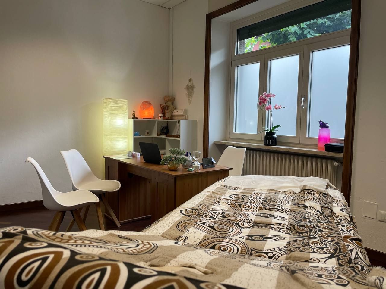 La sala trattamenti con lettino e luce naturale dalla finestra